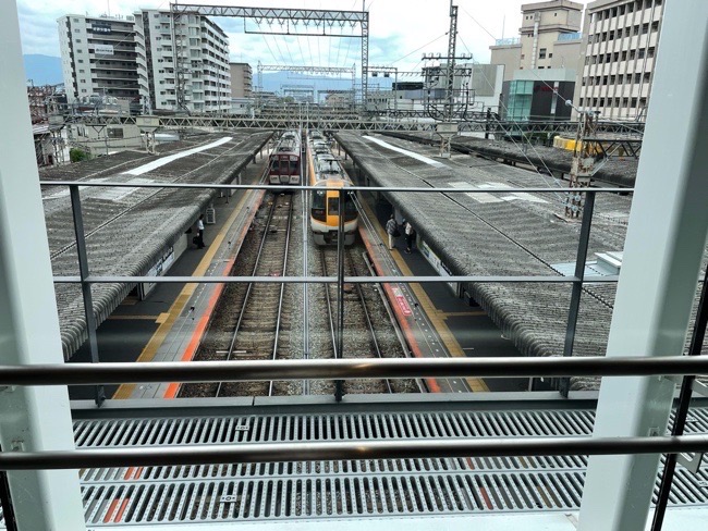 駅から線路を見た画像