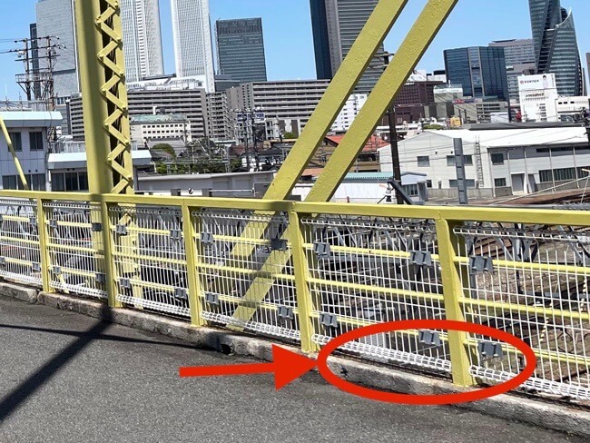 向野橋の欄干の足元が空いてることを示す写真